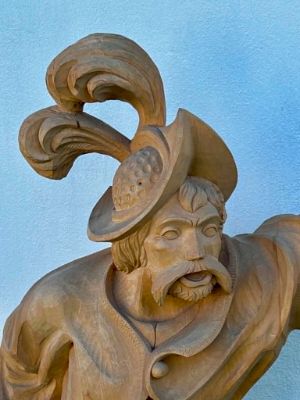 Egyedi, kézzel faragott fa szobor – katona/őrszem lámpással – 4. bélyegkép